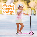 Niña feliz montando un patinete mientras viaja, acompañada del texto 'Llévalo siempre contigo'. Ideal para familias activas, destacando la portabilidad del patinete infantil.